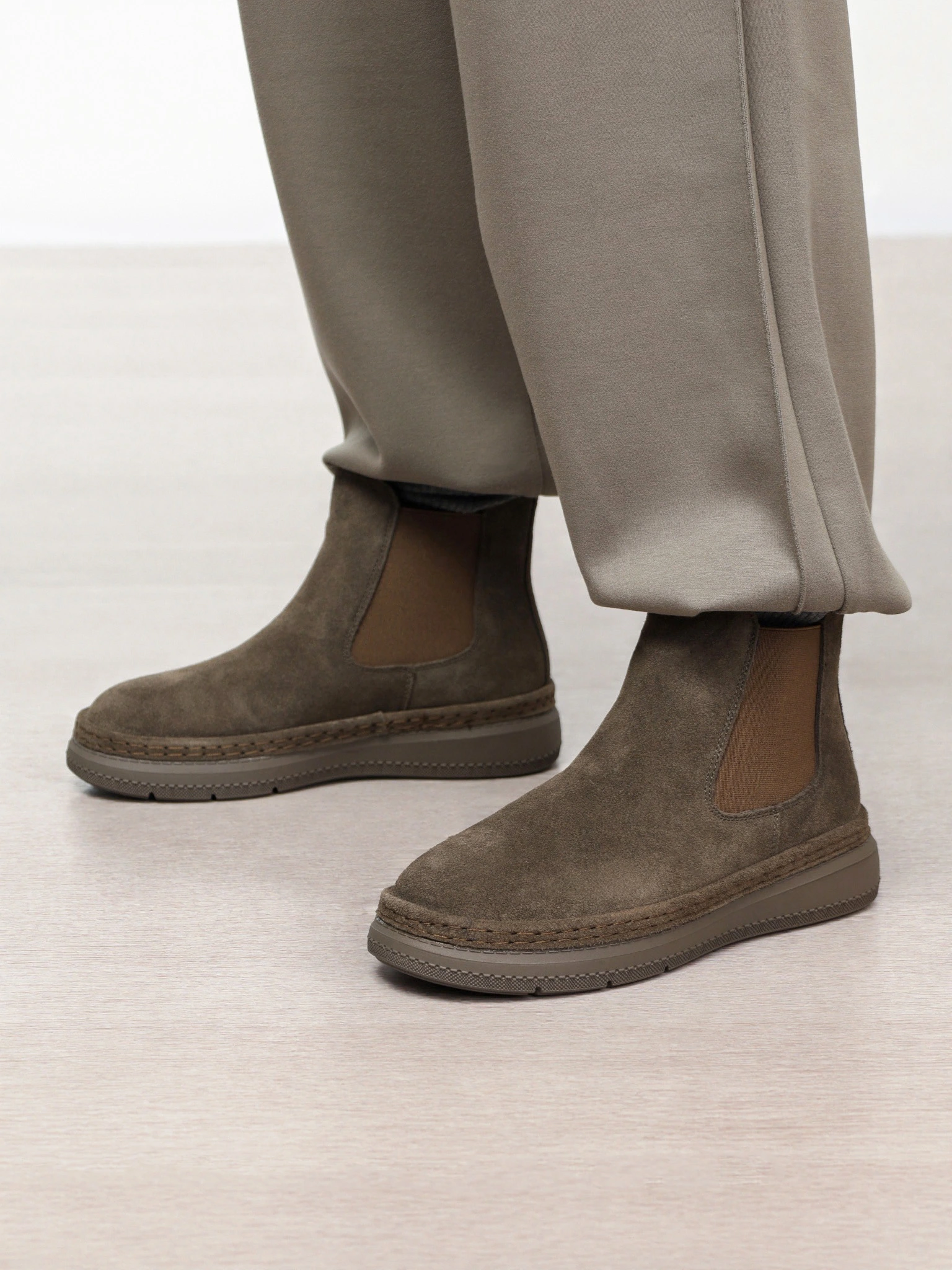 Ботинки-челси цвета хаки из натуральной замши на низкой подошве